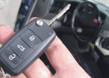 KLJUČEVI ZA DALJINSKO OTVARANJE AUTA OSTALI ZAKLJUČANI U AUTU