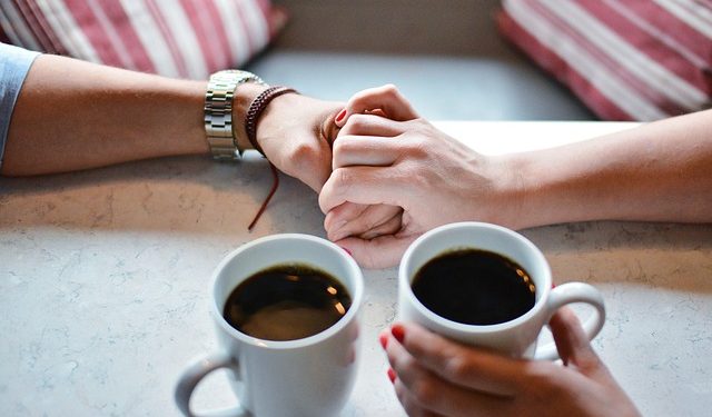 Dvoje piju kafu ljubav