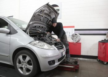 Čovek popravlja automobil