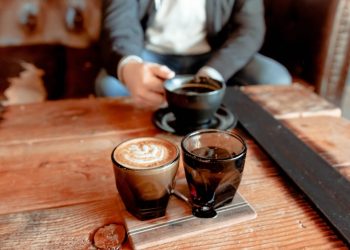 Kapućino čaša vode sto kafić