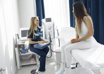 Zena na pregledu kod doktora