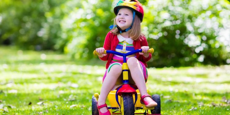 Devojčica vozi tricikl
