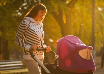 Mama gura kolica sa bebom