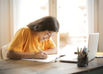 Devojka student uči