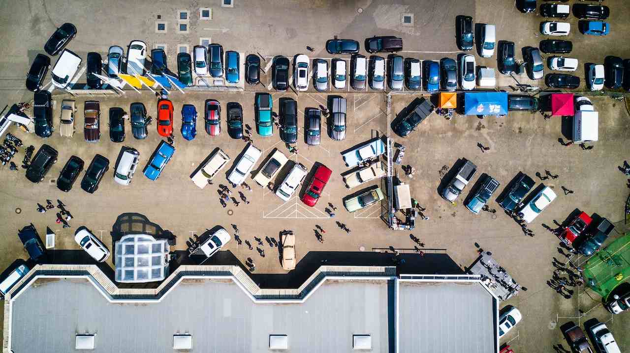 Automobili na parkingu