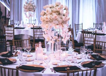 Sale za venčanja sto stolice i dekoracija ruža