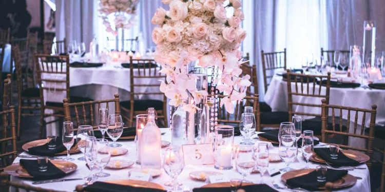 Sale za venčanja sto stolice i dekoracija ruža