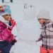 Deca se igraju na snegu