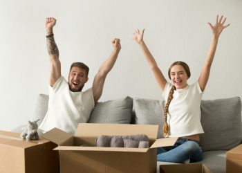 Dvoje mladih se sele