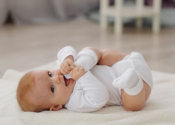 Beba leži na ledjima