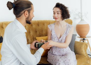 zena daje poklon muskarcu