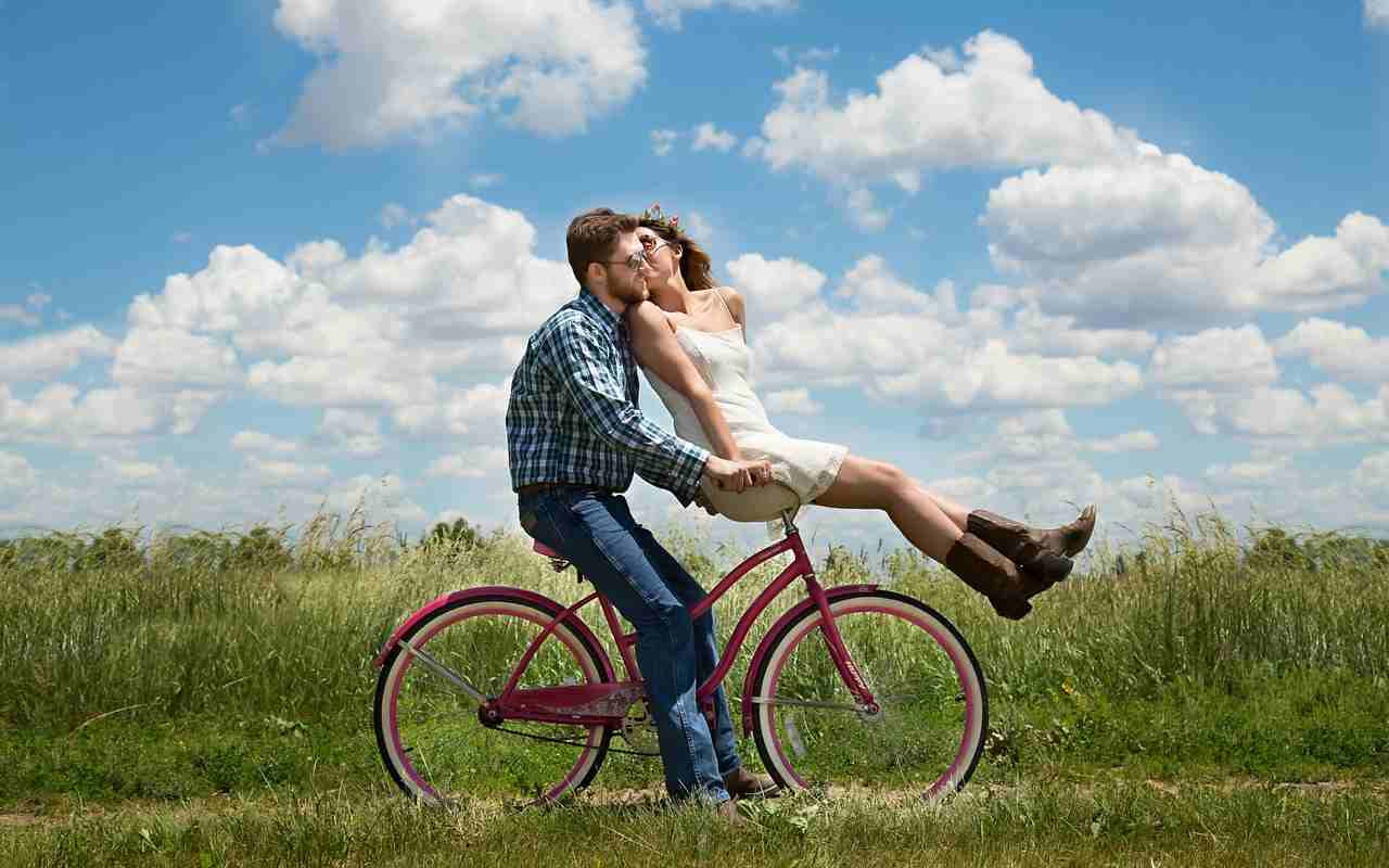 Par srećan na bicikli