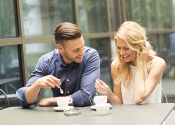 Dvoje mladih na prvom dejtu