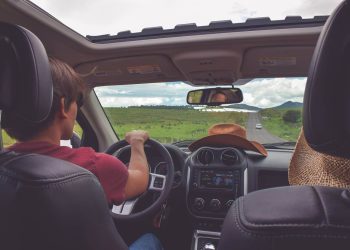 Porodica automobil putovanje kroz prirodu