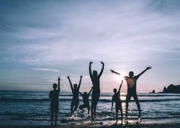 Siluete ljudi na plaži