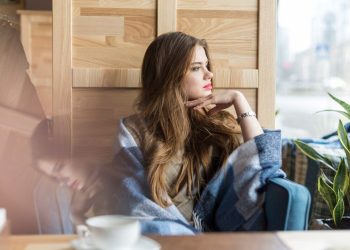 Devojka gleda kroz prozor