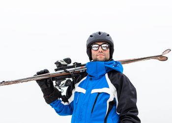 Muskarac na planini skija