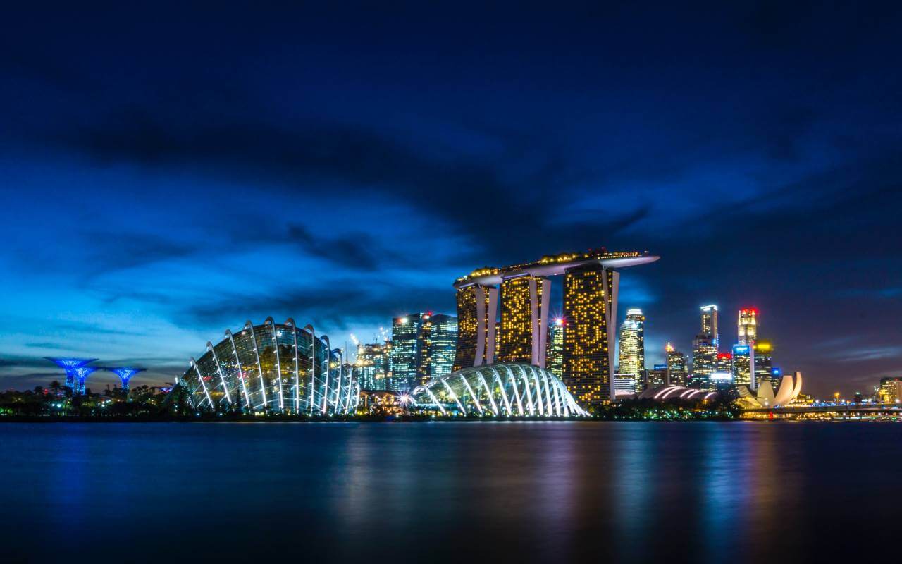 Singapur noć grad more