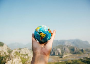 Zemljina kugla u ruci