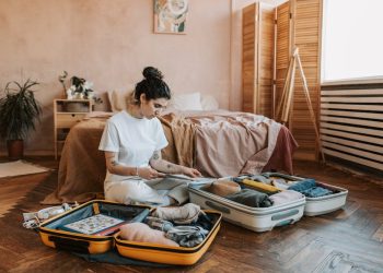 Devojka sprema stvari