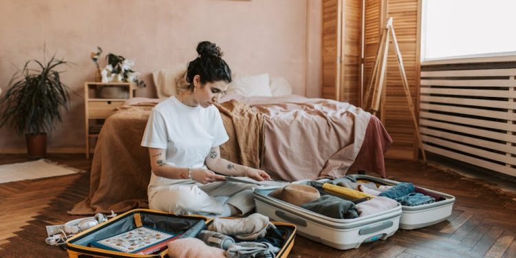 Devojka sprema stvari