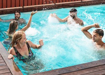 Mladi ljudi u bazenu