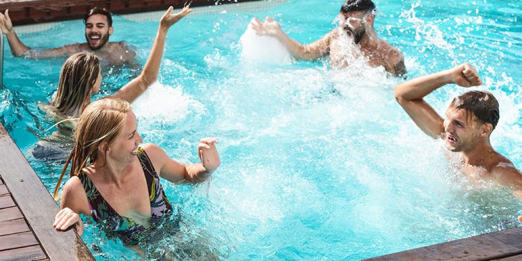 Mladi ljudi u bazenu