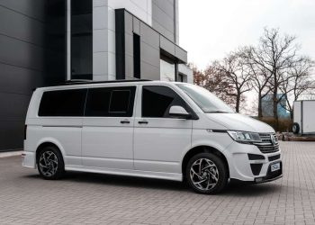 Beli kombi parkiran ispred zgrade