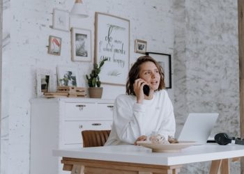 devojka u lepo opremljenoj kanvelariji