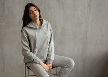 Devojka sedi na stolici