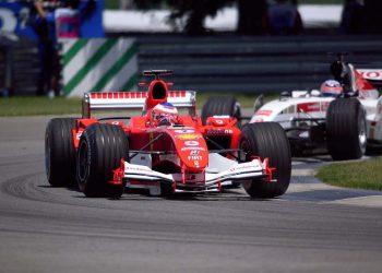 Bolid Ferarija ispred Honde na stazi F1 u Indianapolisu.