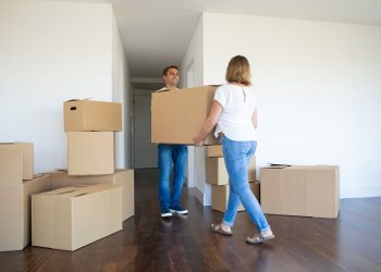 momak i devojka nose kutije od selidbe