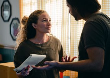 Komšija i komšinica se raspravljaju