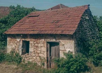 Stara kuća sa oštećenim krovom