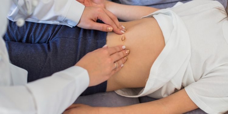 Doktorka pregleda abdomen pacijentkinji
