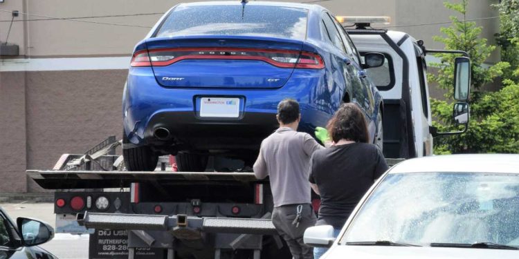 Šlepanje plavog automobila