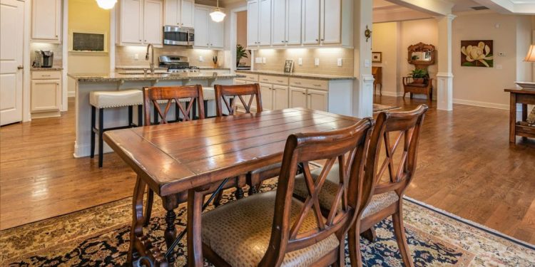 Trpezarijski stolovi