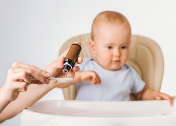 majka daje vitamin d bebi