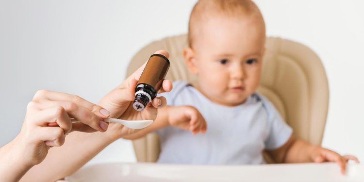 majka daje vitamin d bebi