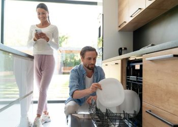 stavljanje sudova za pranje u masinu za sudove