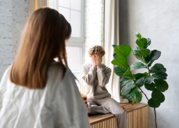 devojka prica sa psihologom