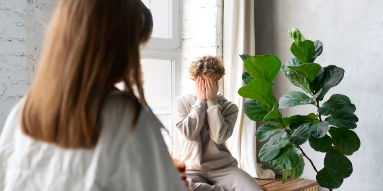 devojka prica sa psihologom