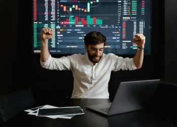 Čovek se raduje dok gleda analize na poslu