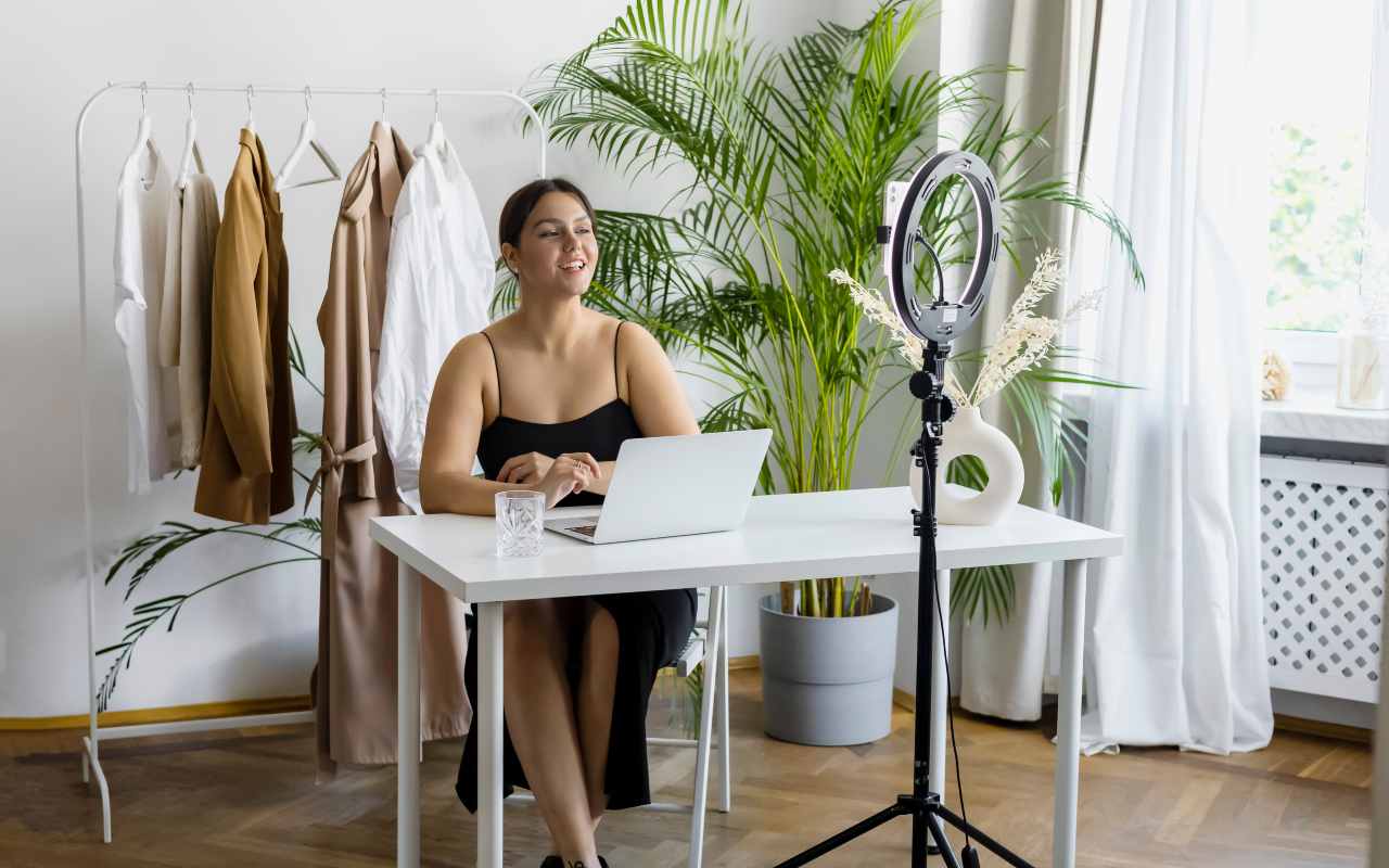 Devojka snima video sa telefonom koji je na gimbalu sa ring svetlom