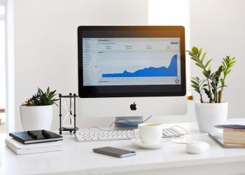 Računar na radnom stolu