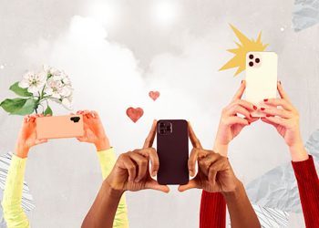 3 ruke drže mobilni telefon