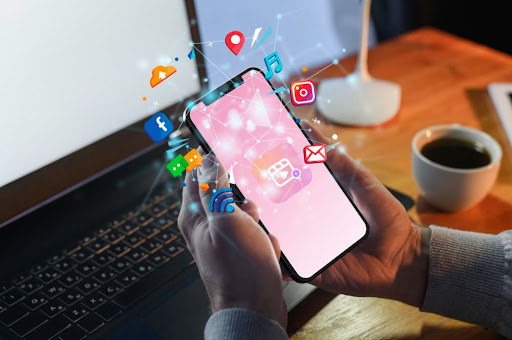 Telefon sa ikonicama za društvene mreže koje lebde