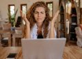 Žena se mršti dok gleda u laptop