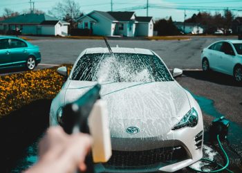 Pranje belog sportskog auta.