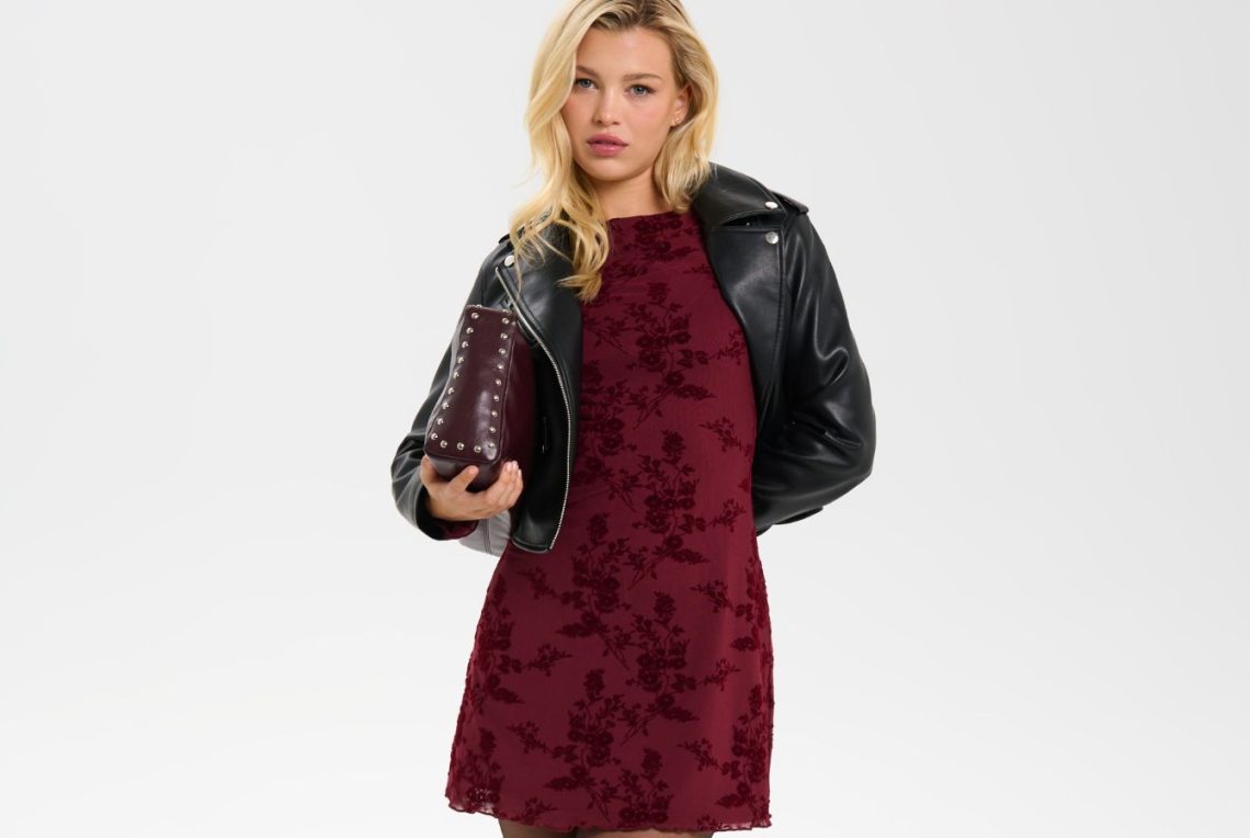 Devojka u bordo haljini